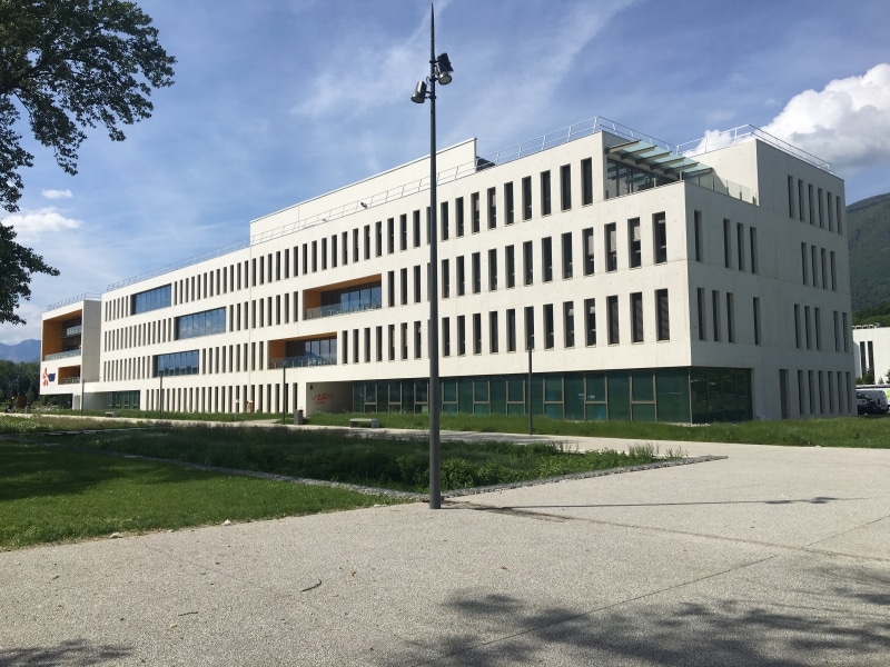 B&acirc;timent de Bureau pour EDF Hydraulique &agrave; Bourget du lac Ch&acirc;ssis Aluminium avec ouvrants cach&eacute;s, Mur Rideau Capot serreurs traditionnel